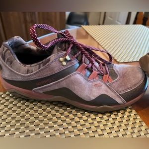 Merrell ladies hiker shoe. Size 9. Veuc